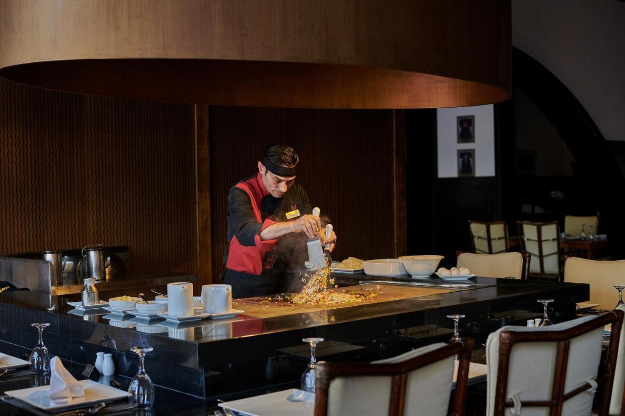 Mosaique Beach Resort Taba Heights Buitenkant foto A chef at work